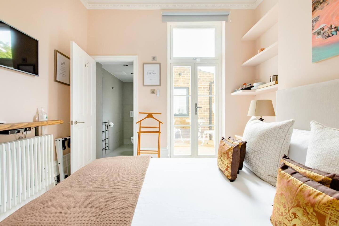 Luxury King-Bed Ensuite With Quiet Private Patio London Eksteriør billede